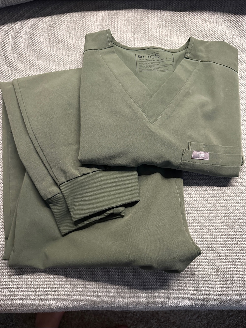 FIGS Men’s Moss Green Scrub Set